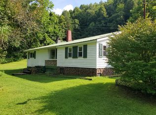 1052 Meadow Fork School Rd, Oak Hill, WV 25901