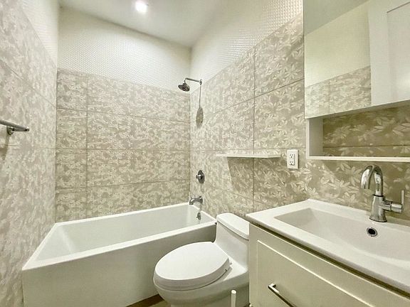 5th image of 214 Sumpter St #3R