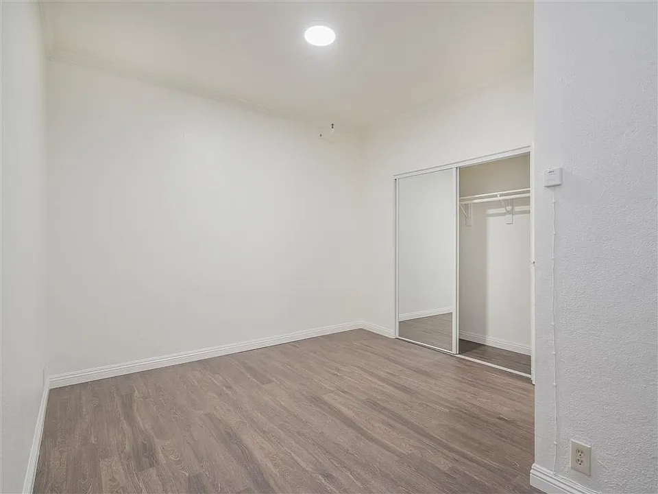 Irolo bedroom