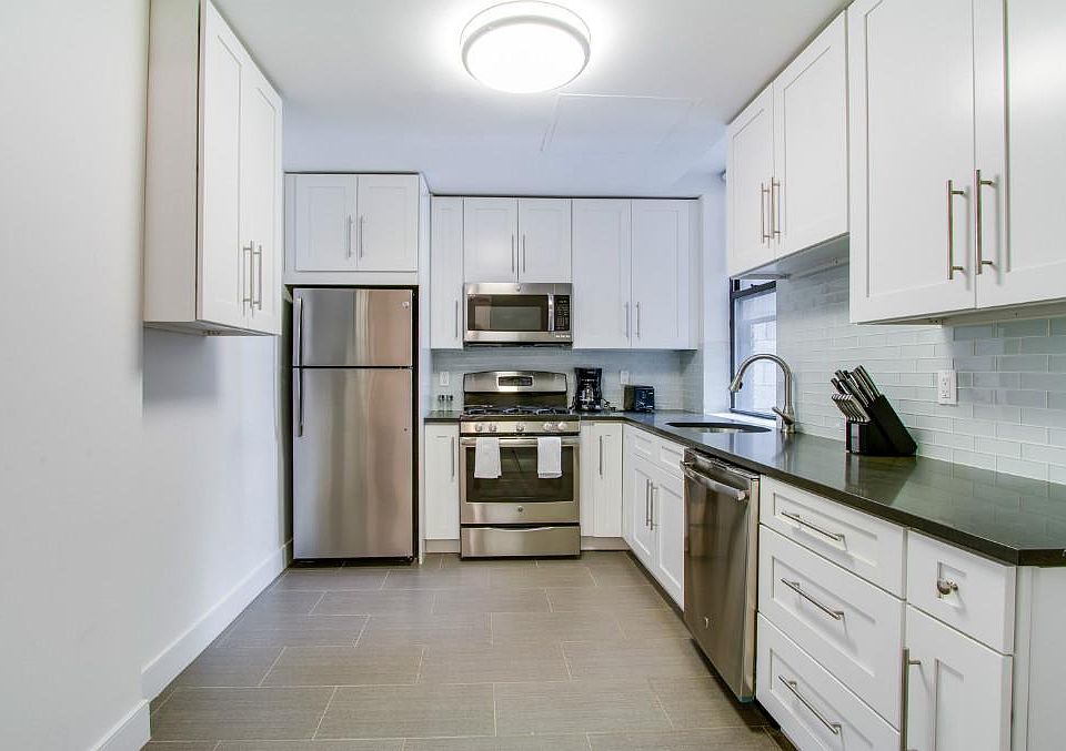 2nd image of 19 W 55th St APT 4A