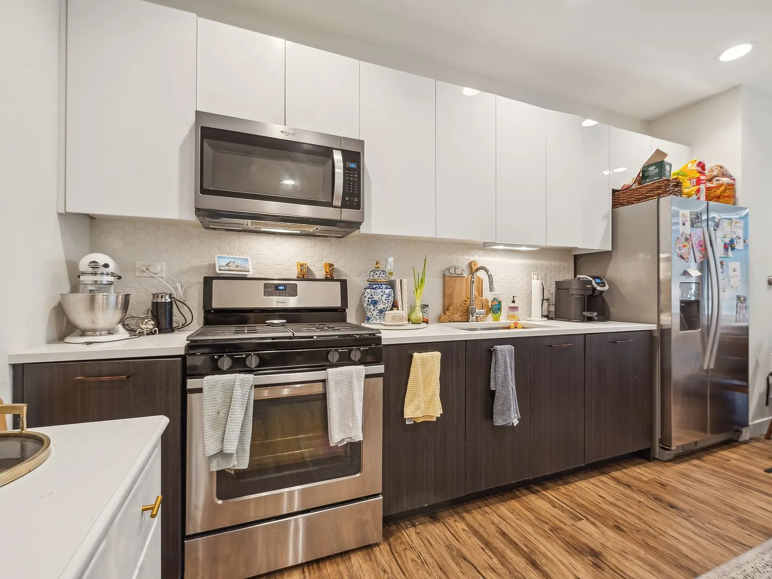 1045 W Cornelia — Photo 2