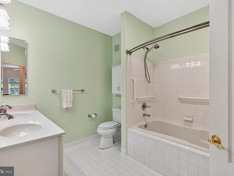 2111 Ganton Grn #208E — Photo 20