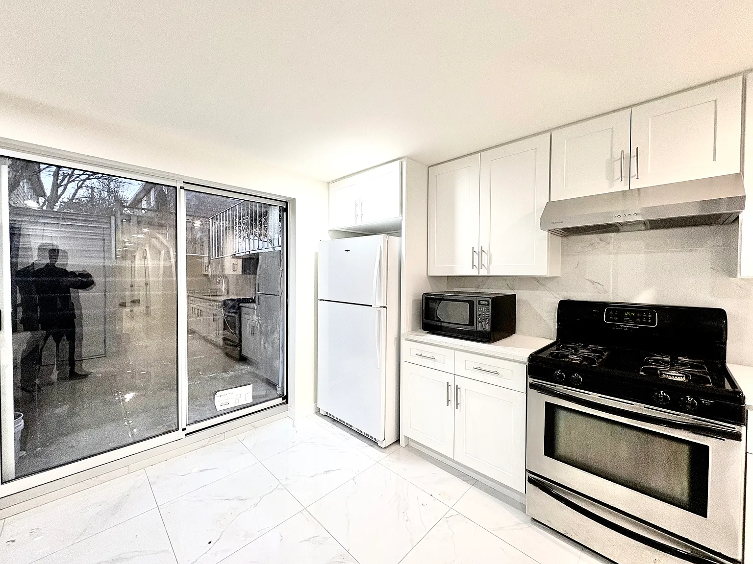2 bed, 800 sqft, $2,200 — Photo 4