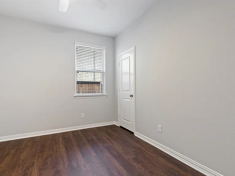 912 Slate Ln — Photo 8