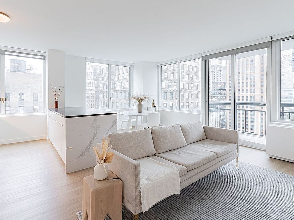 1st image of 70 W 37th St #914