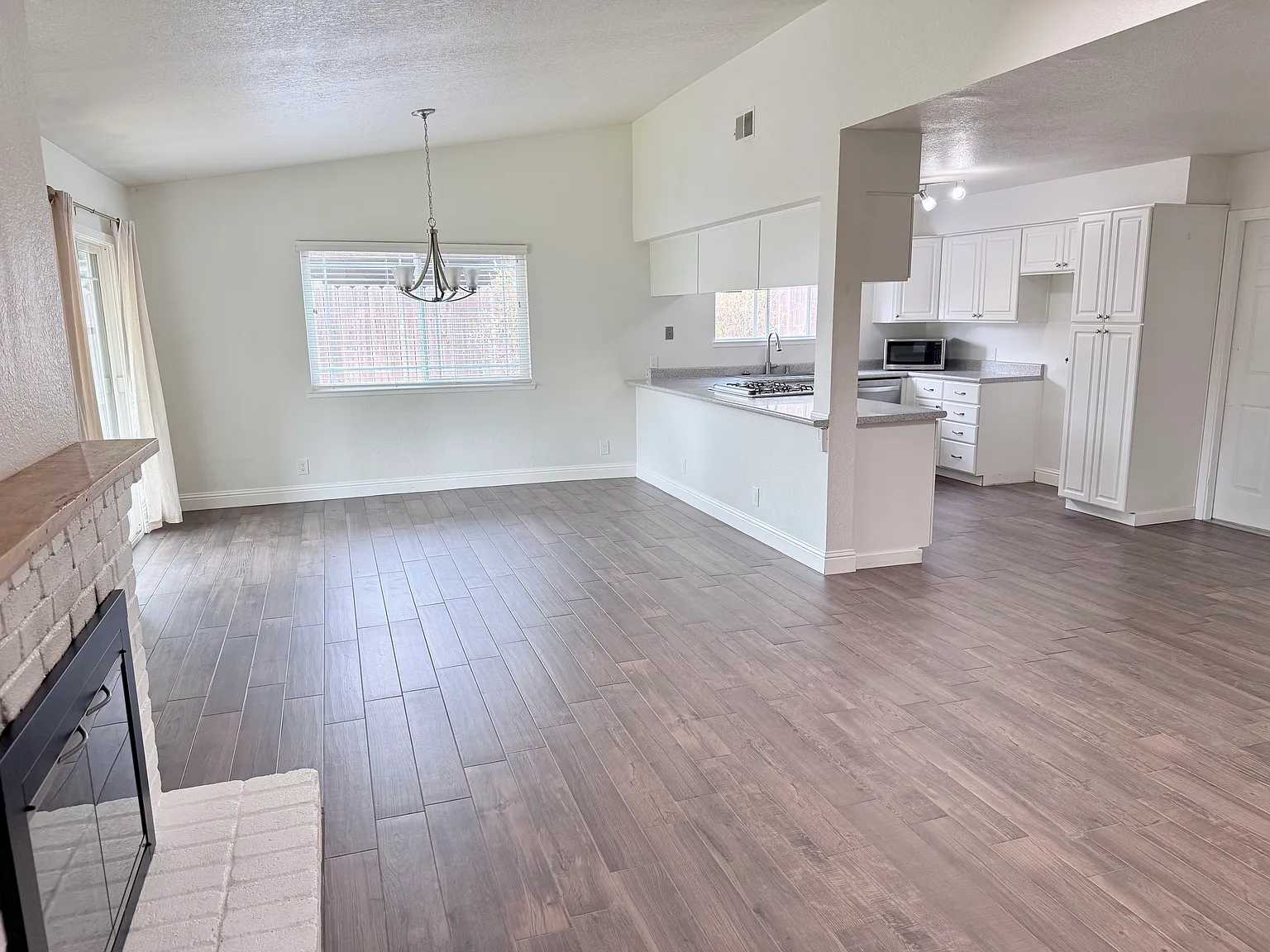 3 bed, 1326 sqft, $2,795 — Photo 4