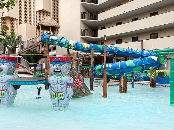 Great kiddie pool area