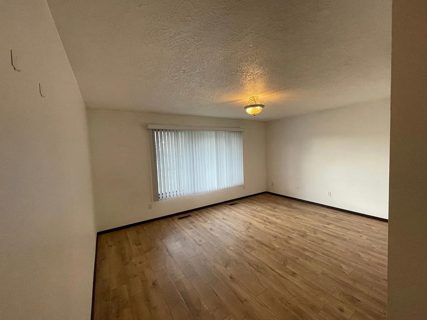 Spacious 3 bedroom + 2 bathroom home with very large yard!! Covered patio and garage!! — Photo 4