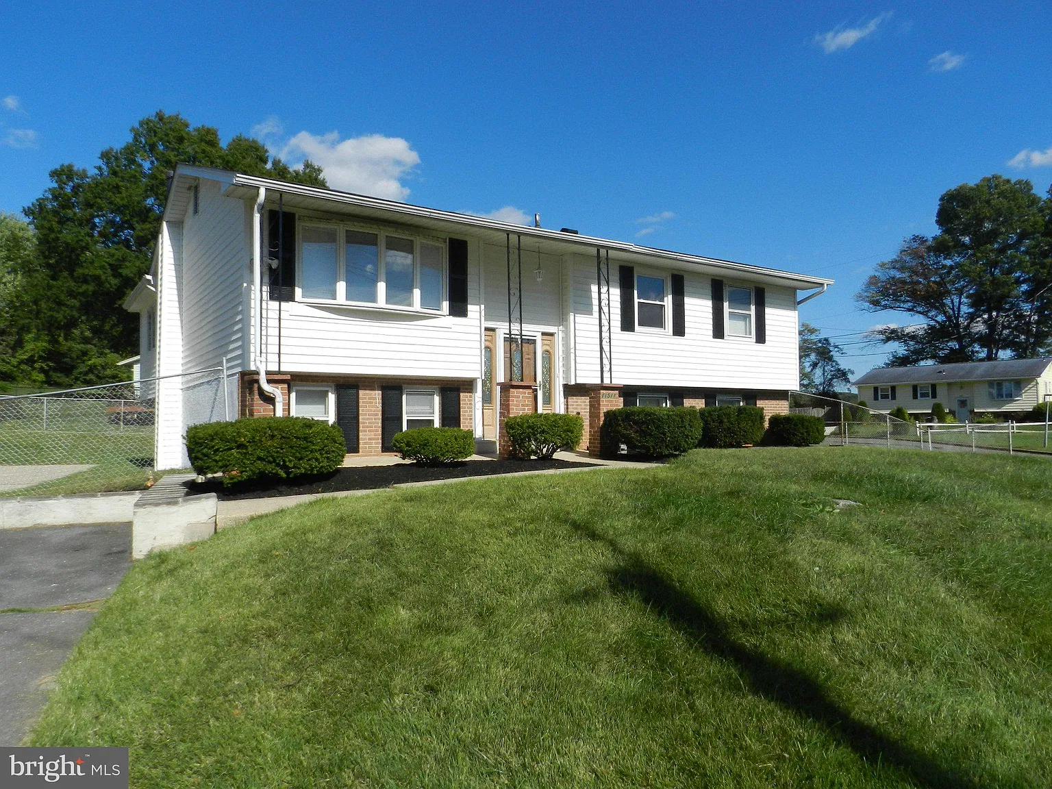 4 bed, 2.0 bath, 1025 sqft, $3,500 — Photo 2