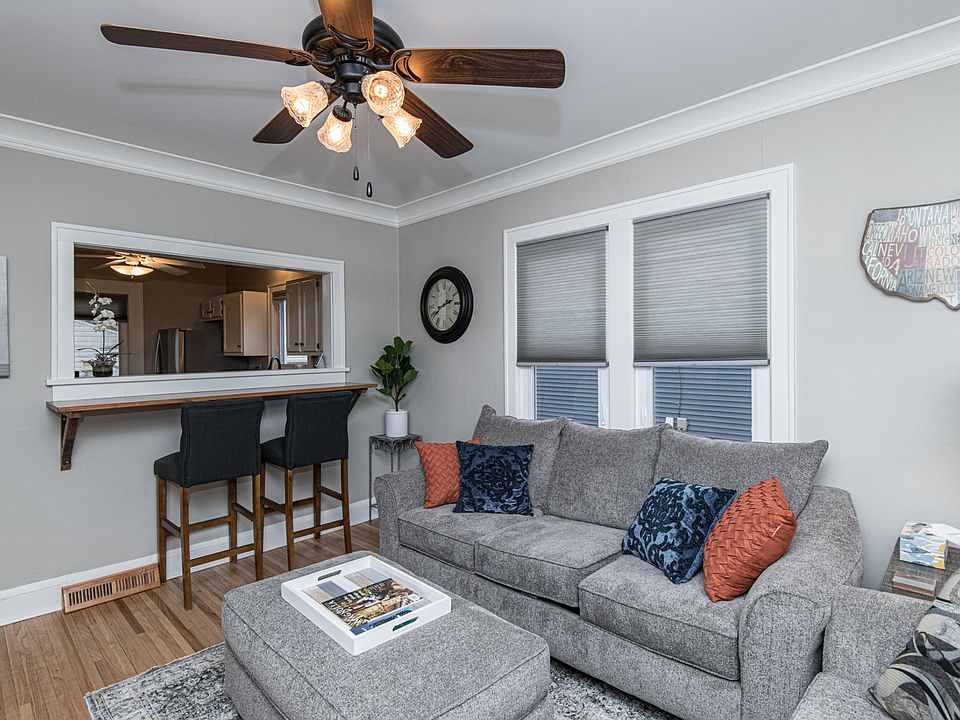Living room - smart TV, clean Hardwood floors