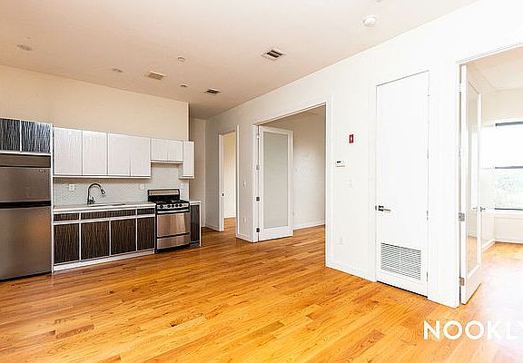 3rd image of 662 Park Pl APT 4F