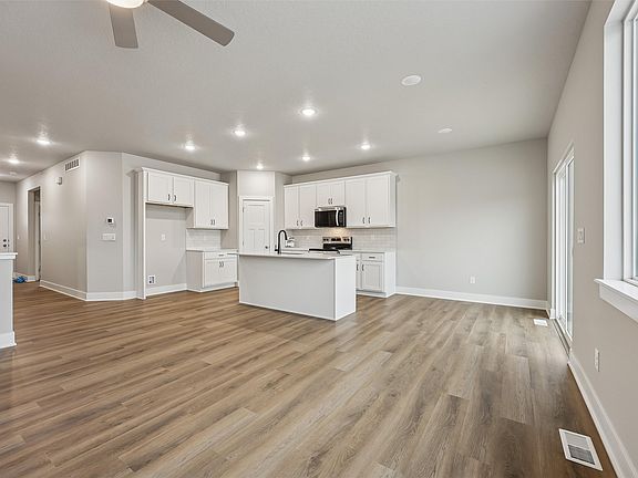 5th image of 631 Fremont Ave