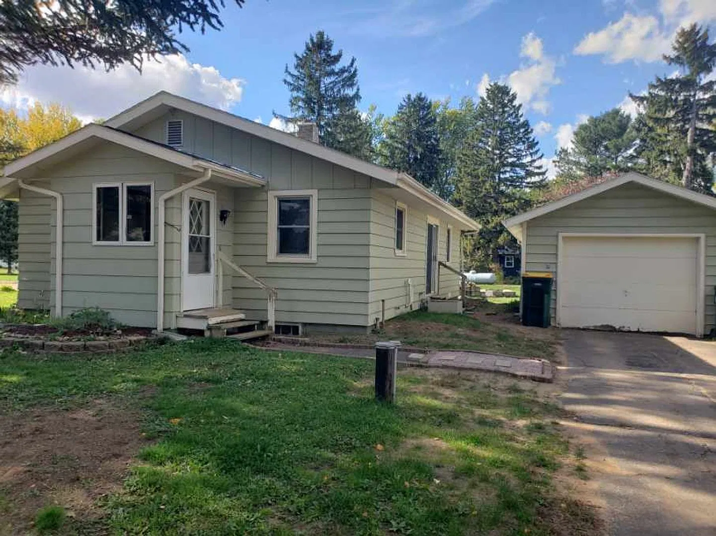 $1195| 2BD 1BA| 5424 104th Street| Available Now! — Photo 1