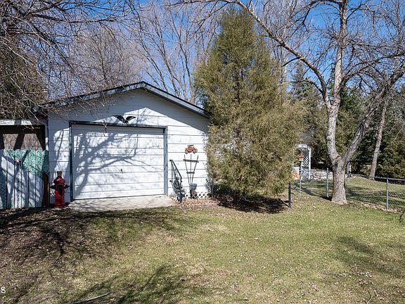 3rd image of 2129 Coulee Dr N