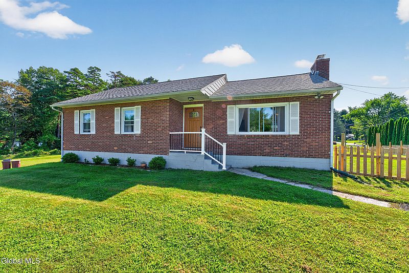 3rd image of 8 Gardner Road