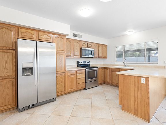 5th image of 1021 W Hononegh Dr