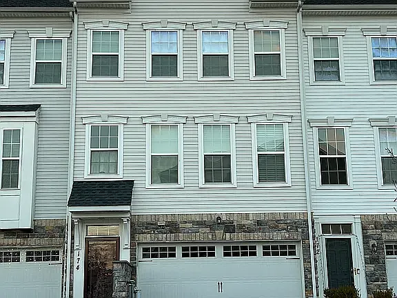 3 bed, 2.5 bath, 2825 sqft, $2,895 — Photo 2