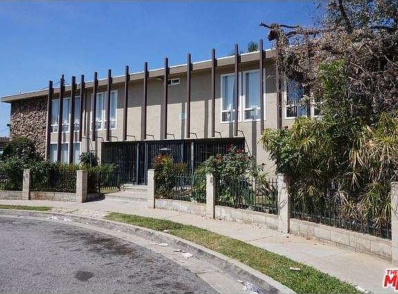 3rd image of 14005 S Berendo Ave