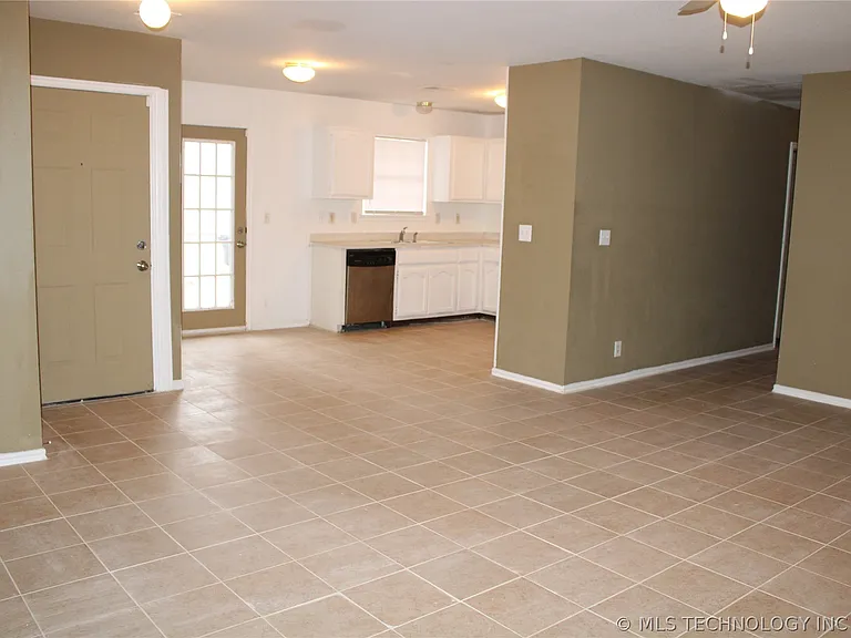 6657 S Utica Pl — Photo 6