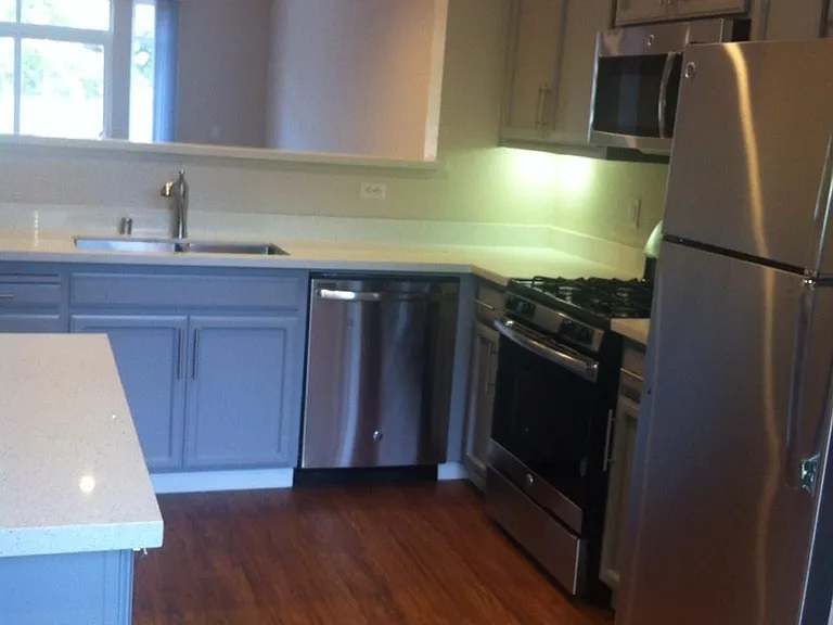 2x2.5 / 1325 sf - Townhouse kitchen - White quartz with grey cabinets
