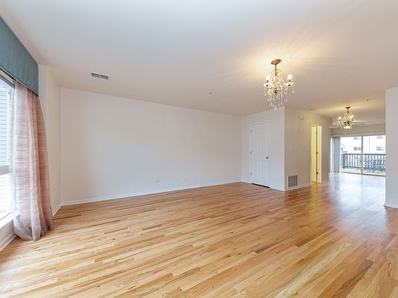 5th image of 665 Diamond Pointe Dr
