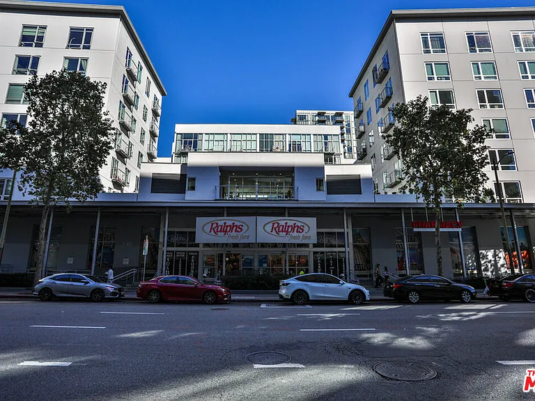 645 W 9th St #201 — Photo 13