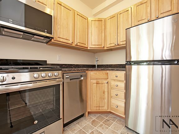 4th image of 633 10th St APT 5