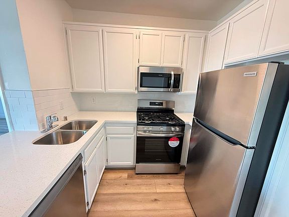 4th image of 21125 Vanowen St #5