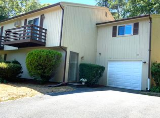 17 Surrey Ln, Buzzards Bay, MA 02532