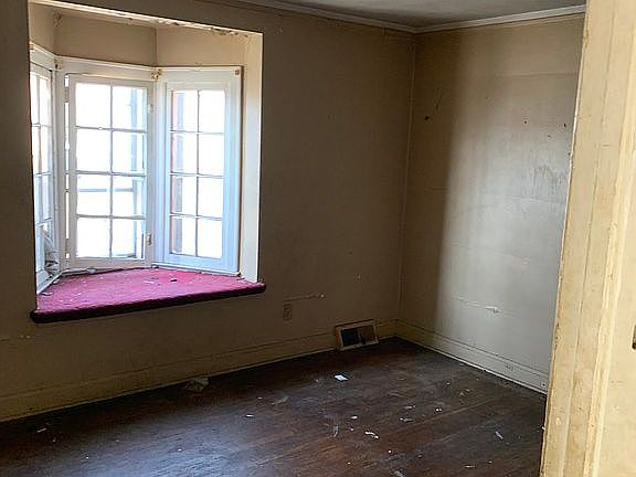 5th image of 2251 La Belle St
