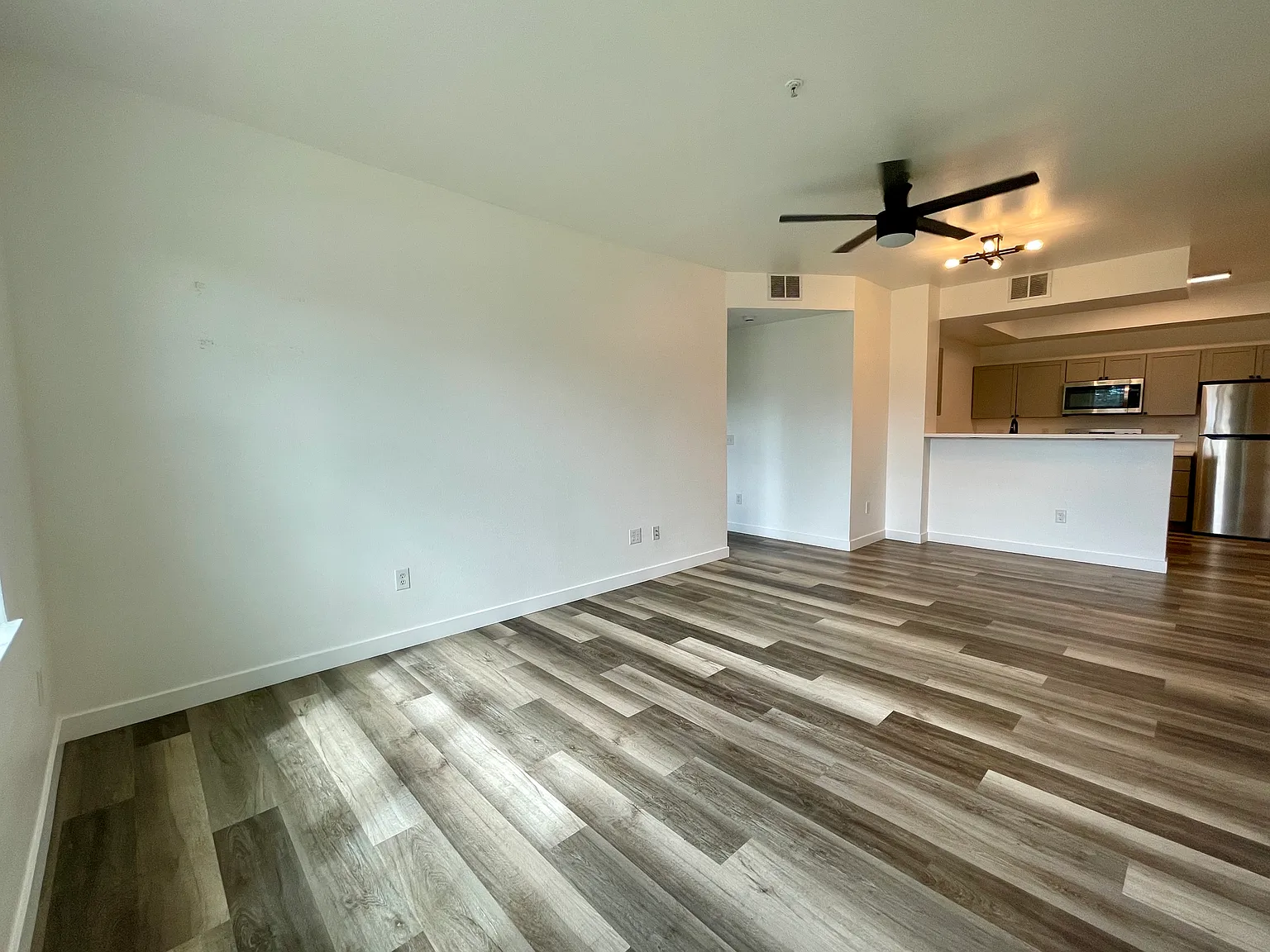 2 bed, 929 sqft, $1,795 — Photo 2