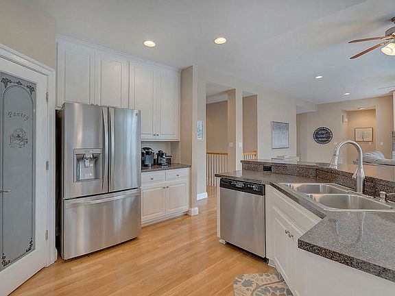 4th image of 10 Laurel Ct