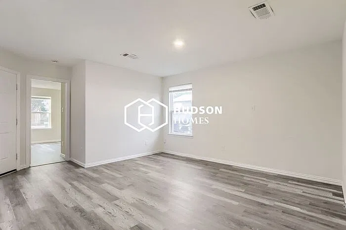 3 bed, 2.0 bath, 872 sqft, $1,278 — Photo 3