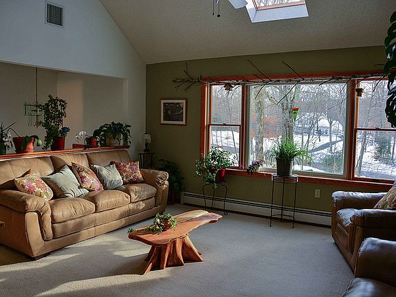 4th image of 11 Lamont Ln