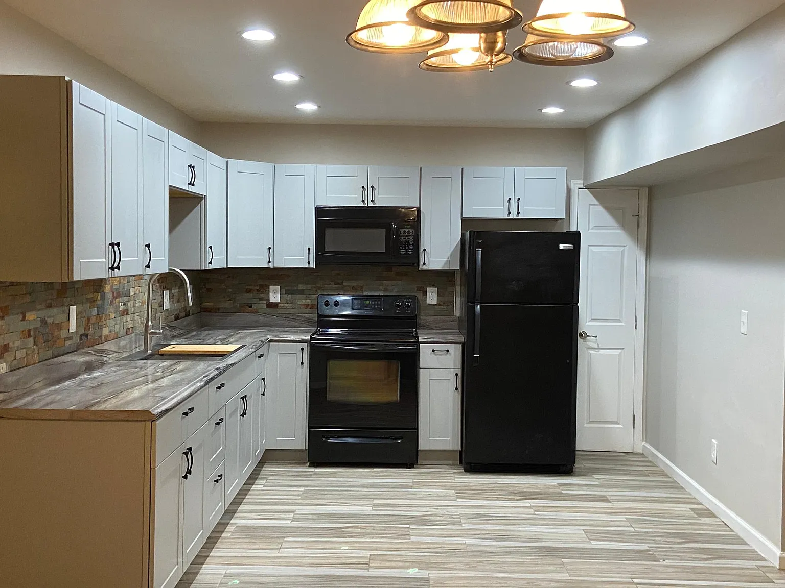 10933 Southwood Dr — Photo 2