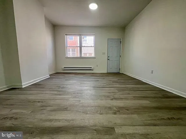 3 bed, 1.0 bath, 928 sqft, $2,000 — Photo 2