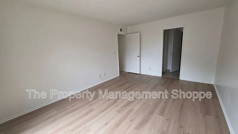 3 bed, 2.0 bath, 1449 sqft, $3,400 — Photo 4