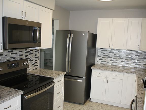5th image of 340 W Shore Dr