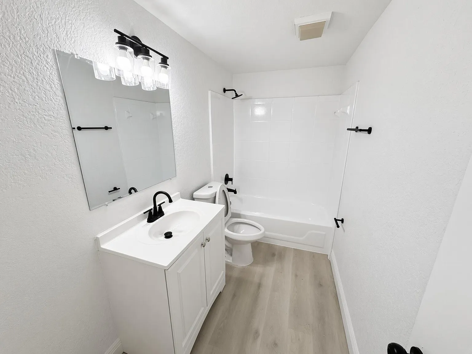 4 bed, 4.0 bath, 3000 sqft, $936 — Photo 3