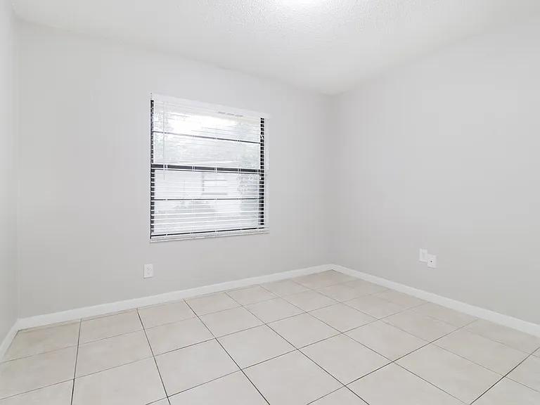 4262 Sandhurst Dr — Photo 4