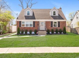 186 Bedford Ave, New Hyde Park, NY 11040