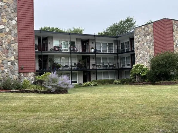 4345 Crooks Rd, Royal Oak, MI 48073