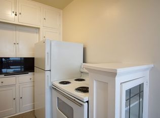 Charming 2nd Floor Studio w/ Hardwoods & Built-ins + Apps are on US!, Portland, OR 97210
