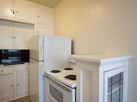 Charming 2nd Floor Studio w/ Hardwoods & Built-ins + Apps are on US!