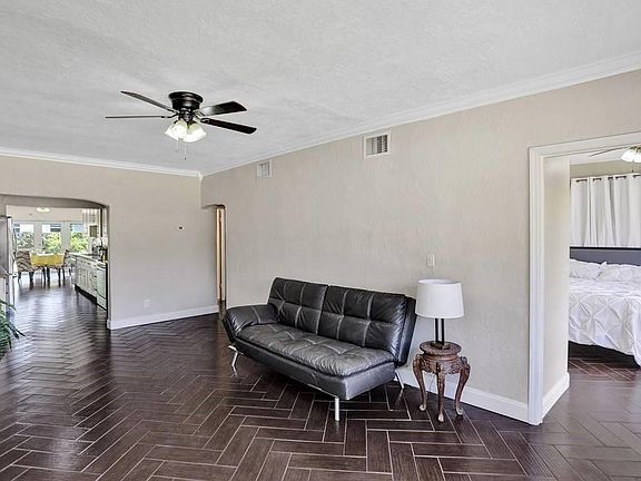 3rd image of 827 NE 14th Ct