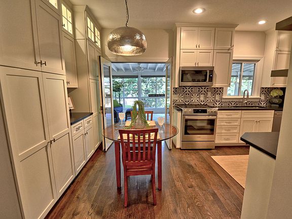 4th image of 105 Oak Meadows Ln