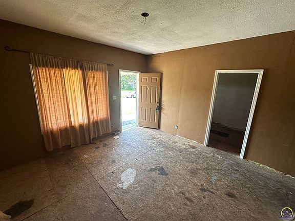 3rd image of 922 SE 12th St
