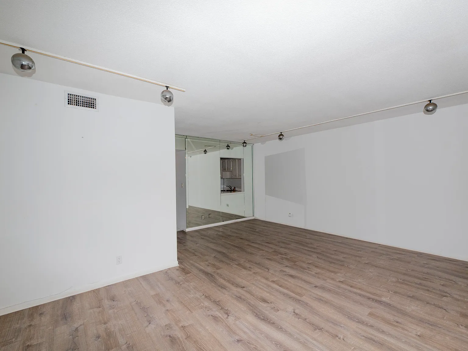 1 bed, 1.5 bath, 850 sqft, $1,625 — Photo 2
