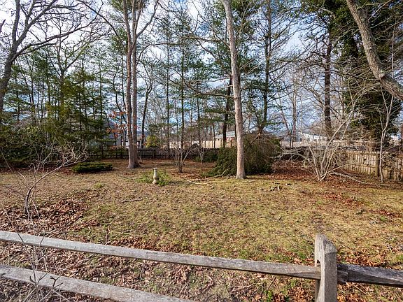 3rd image of 17 Chapman Ln
