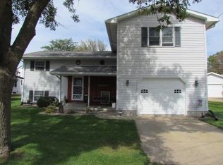 106 1st St NW, Epworth, IA 52045